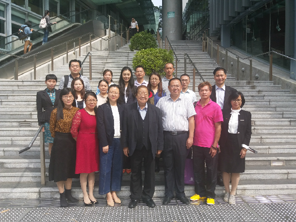 学员与香港中文大学原校长、著名社会学家金耀基合影.jpg