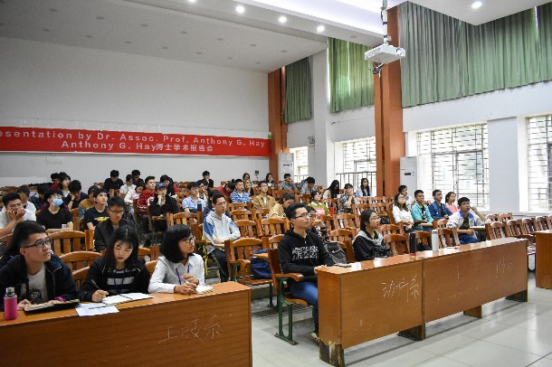 与会同学认真聆听会议内容_副本(农).jpg