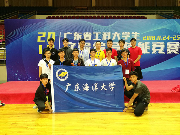 参赛选手和领队合影1.jpg