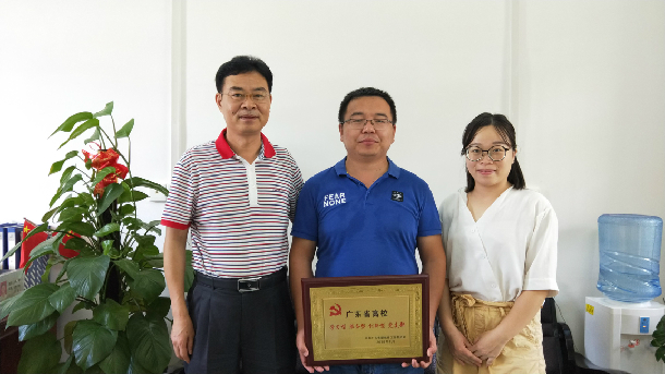 林宇为文学与新闻传播学院学生第二党支部授牌.JPG