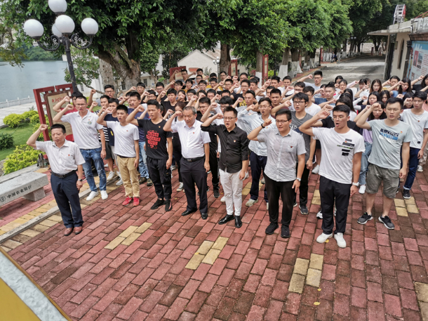 鹤地水库重温入党誓词.jpg