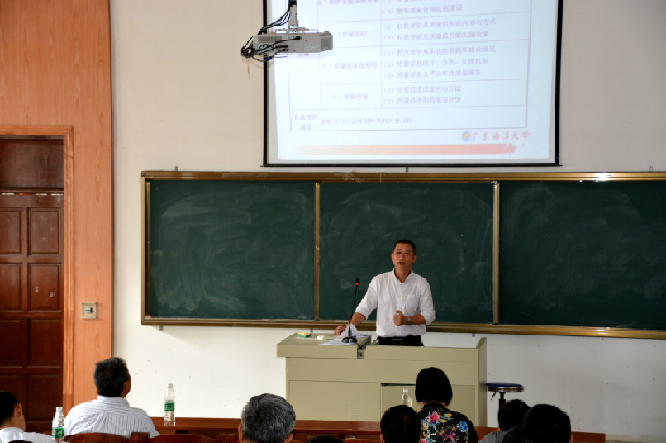 照片1：杨文主持会议.JPG
